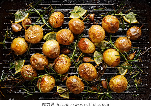 烧烤架上的土豆食物在烤盘上烤的土豆配迷迭香、 柠檬、 大蒜、 海盐